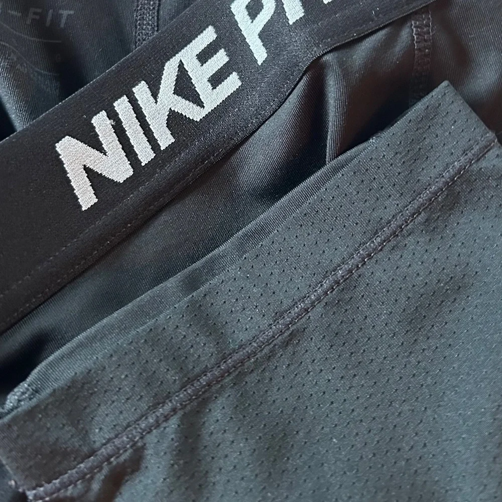 Nike Pro  Womens Mid Rise Cropped Leggings, Large - Picture 4 of 5